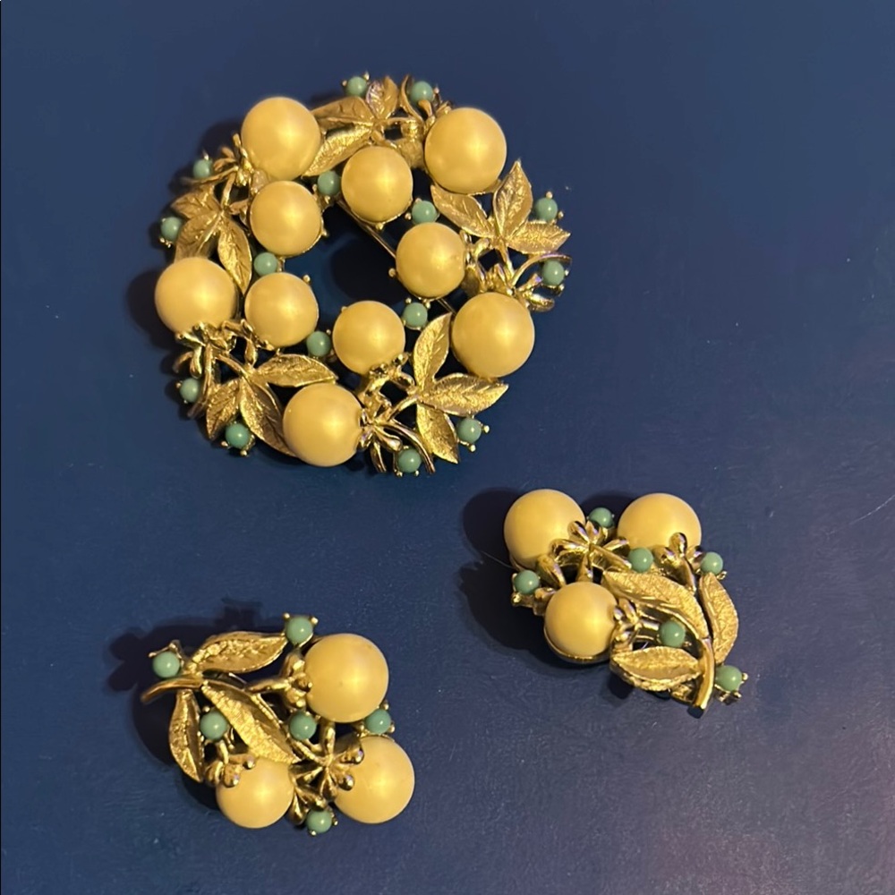 Sarah Coventry Vintage Brooch Set